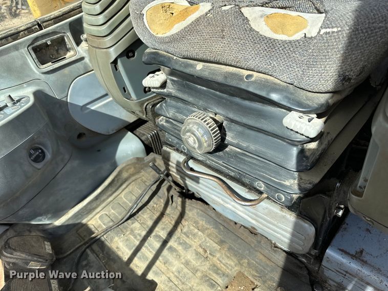 image for item DG0497 2001 John Deere 200CLC excavator