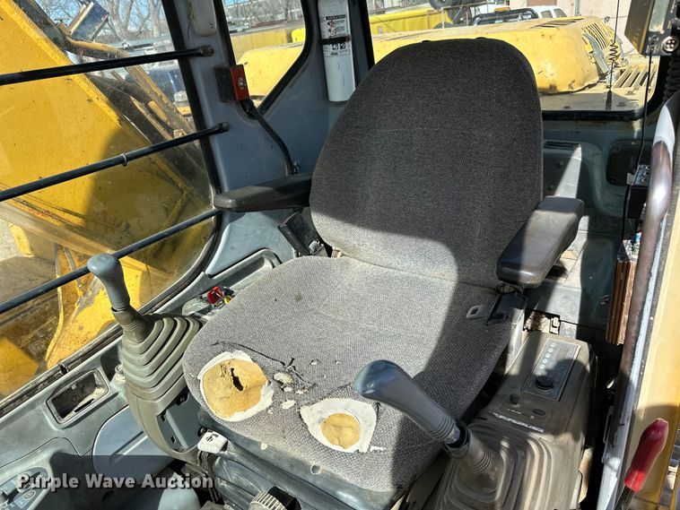 image for item DG0497 2001 John Deere 200CLC excavator