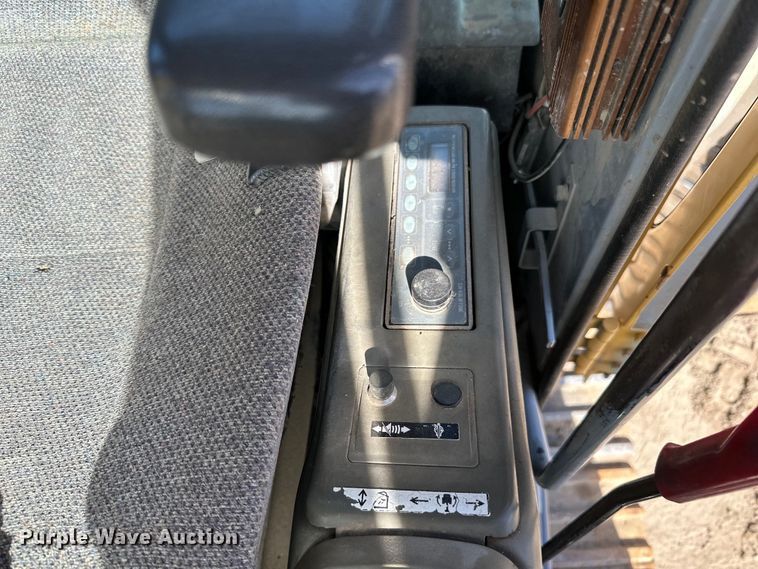 image for item DG0497 2001 John Deere 200CLC excavator