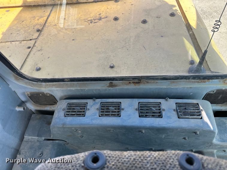 image for item DG0497 2001 John Deere 200CLC excavator