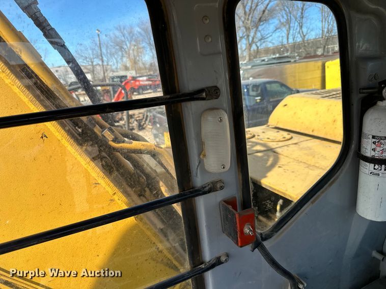 image for item DG0497 2001 John Deere 200CLC excavator