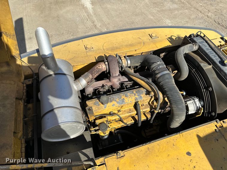 image for item DG0497 2001 John Deere 200CLC excavator