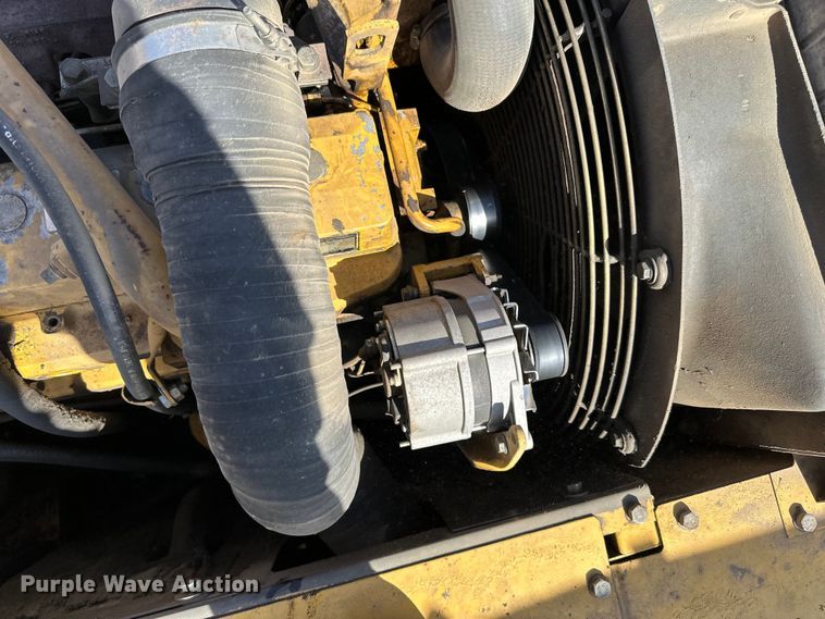 image for item DG0497 2001 John Deere 200CLC excavator