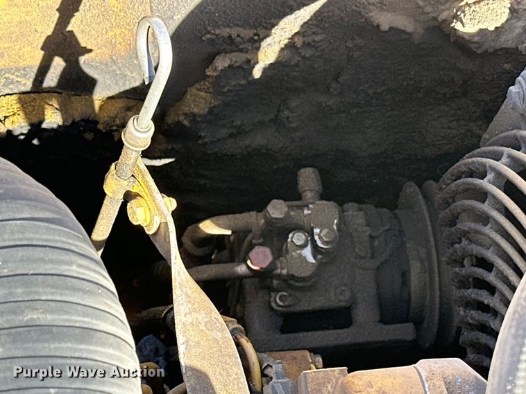 image for item DG0497 2001 John Deere 200CLC excavator