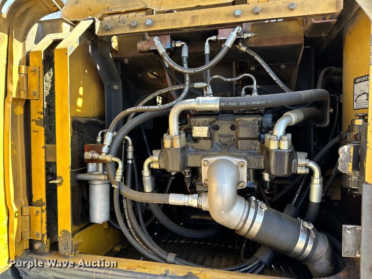 image for item DG0497 2001 John Deere 200CLC excavator