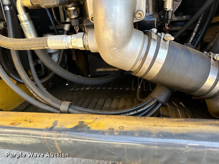 image for item DG0497 2001 John Deere 200CLC excavator