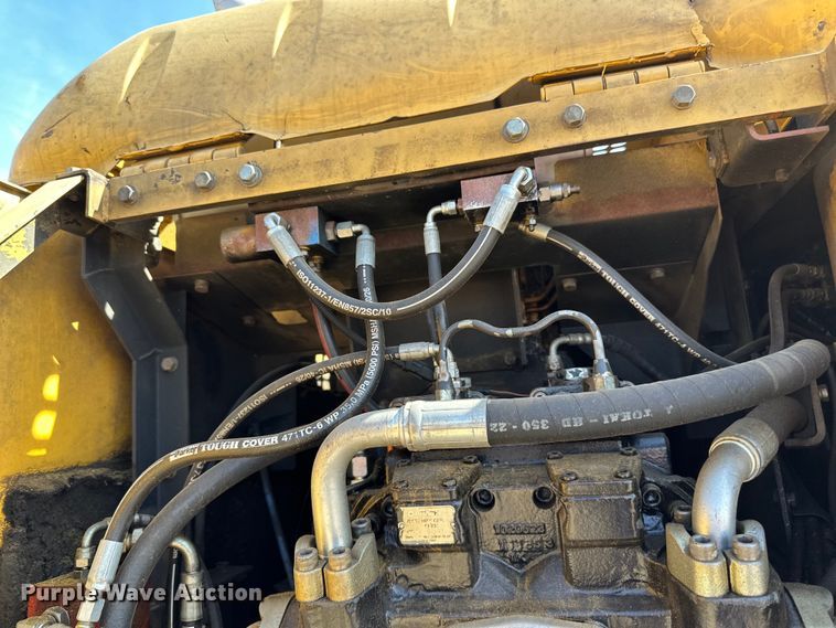 image for item DG0497 2001 John Deere 200CLC excavator