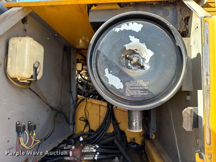 image for item DG0497 2001 John Deere 200CLC excavator