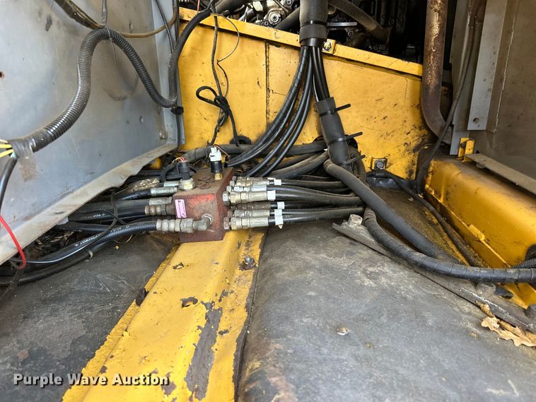 image for item DG0497 2001 John Deere 200CLC excavator