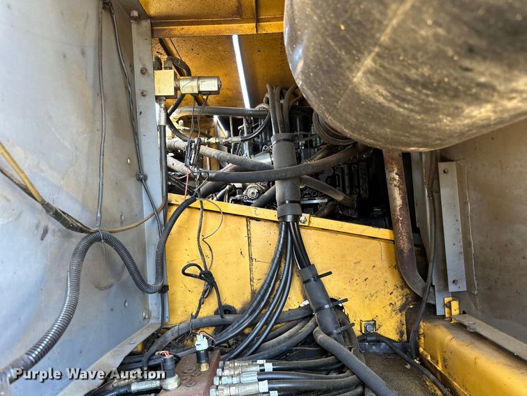 image for item DG0497 2001 John Deere 200CLC excavator