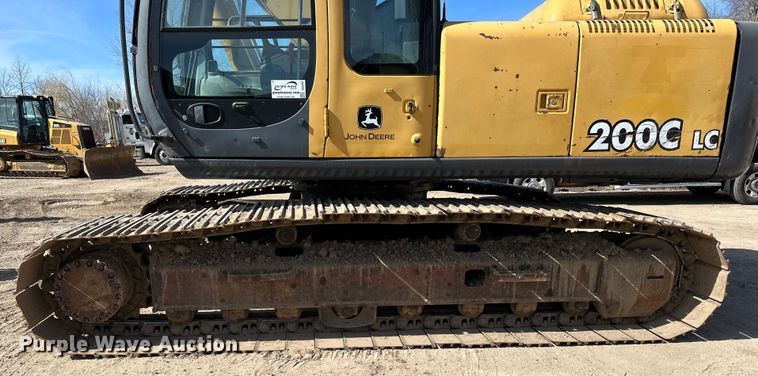 image for item DG0497 2001 John Deere 200CLC excavator