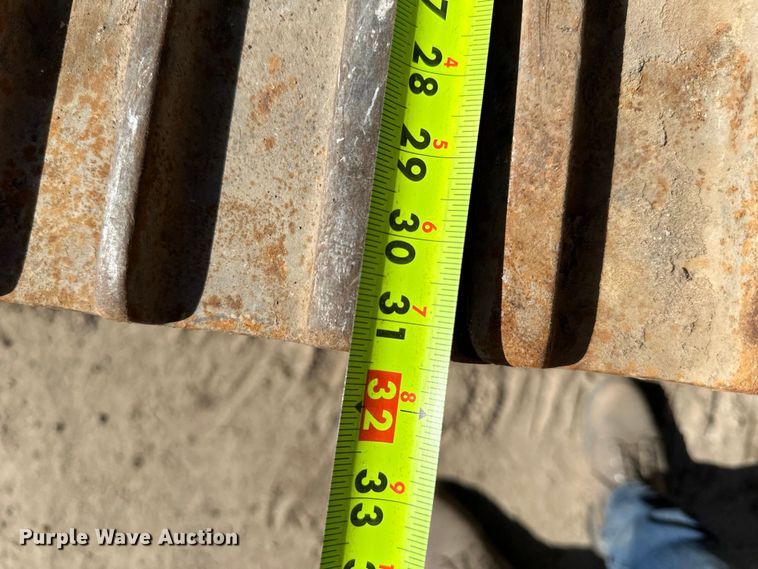 image for item DG0497 2001 John Deere 200CLC excavator