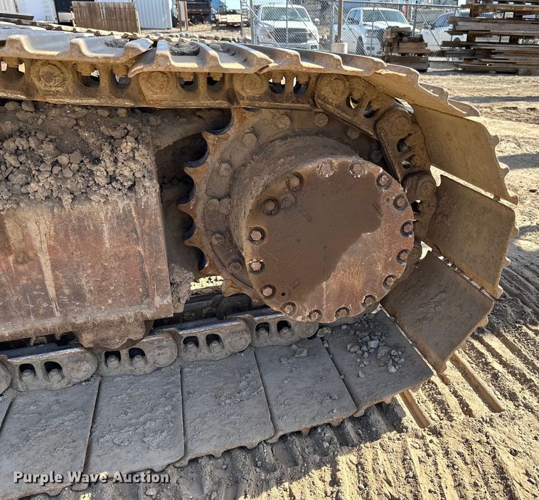 image for item DG0497 2001 John Deere 200CLC excavator