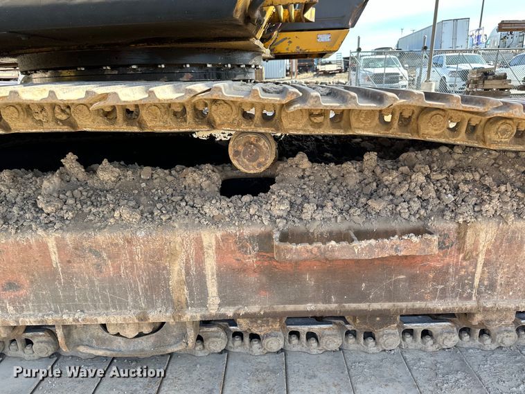 image for item DG0497 2001 John Deere 200CLC excavator