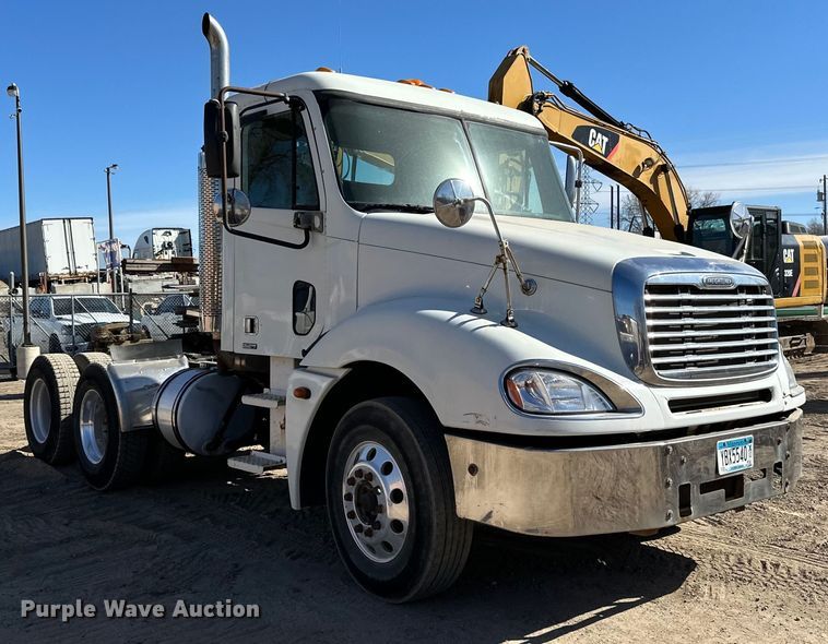 image for item DG0524 2005 Freightliner  Columbia 120 semi truck