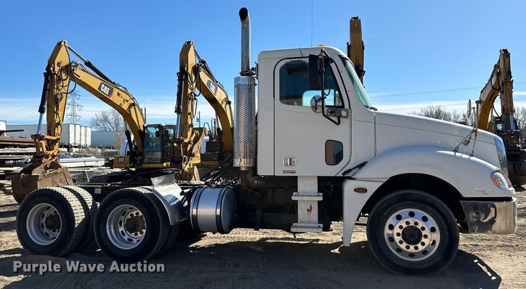 image for item DG0524 2005 Freightliner  Columbia 120 semi truck