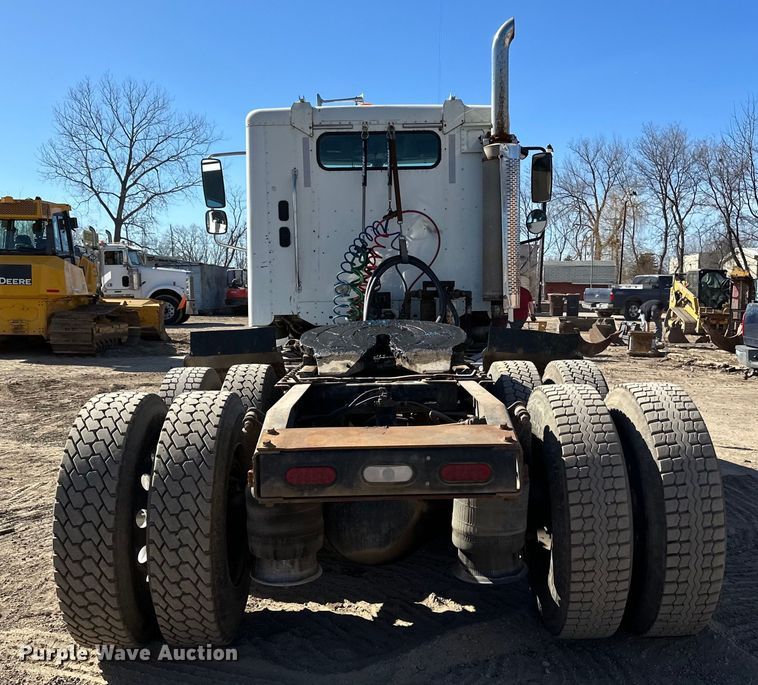 image for item DG0524 2005 Freightliner  Columbia 120 semi truck