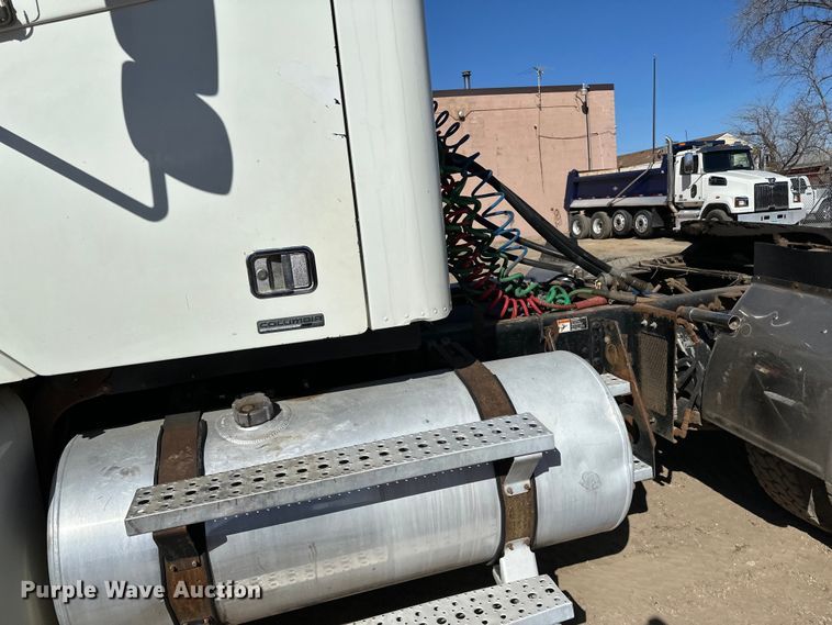 image for item DG0524 2005 Freightliner  Columbia 120 semi truck