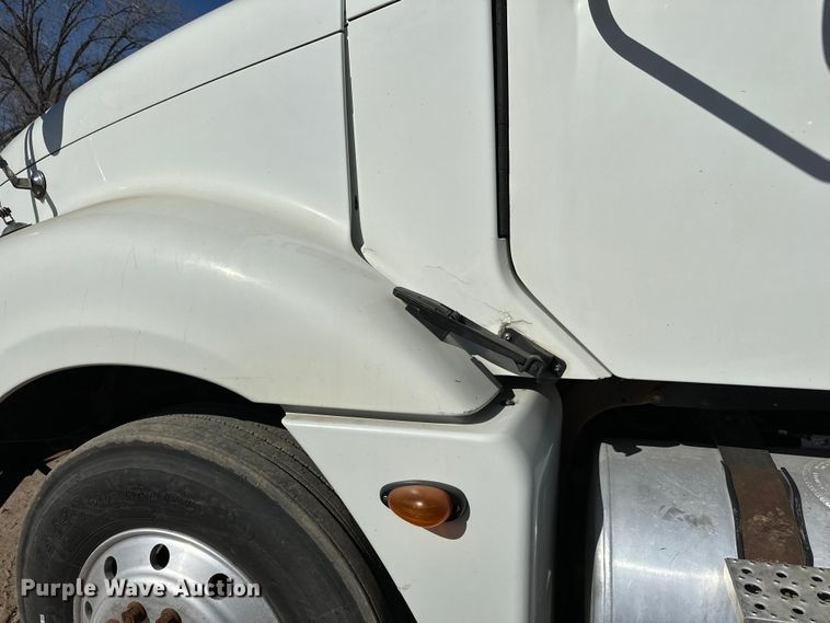 image for item DG0524 2005 Freightliner  Columbia 120 semi truck