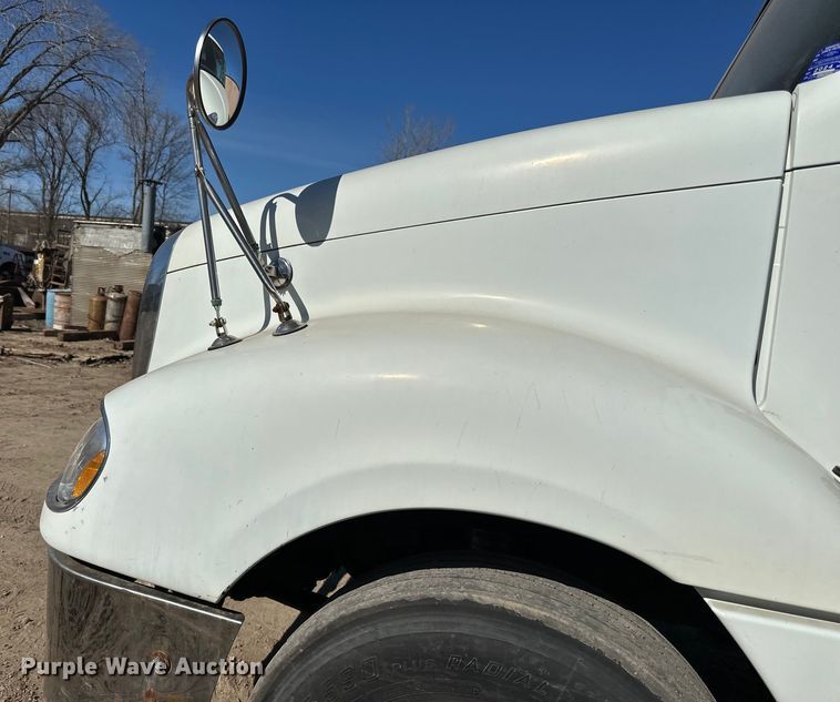 image for item DG0524 2005 Freightliner  Columbia 120 semi truck