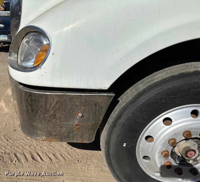 image for item DG0524 2005 Freightliner  Columbia 120 semi truck