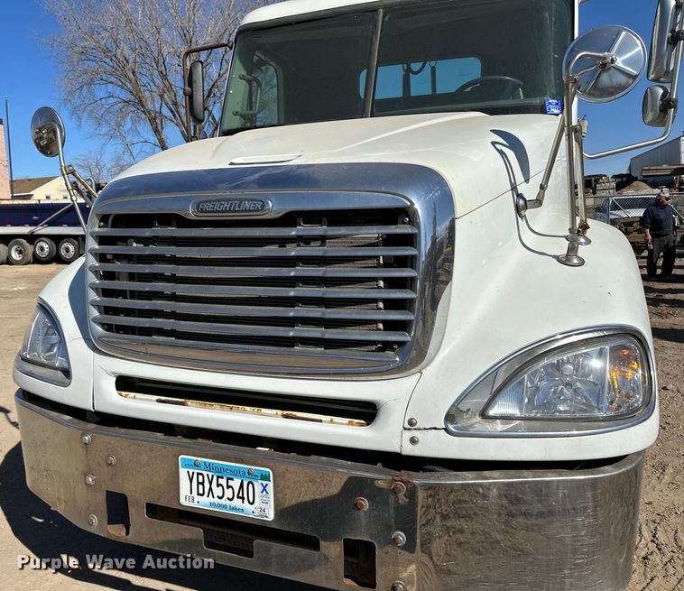 image for item DG0524 2005 Freightliner  Columbia 120 semi truck