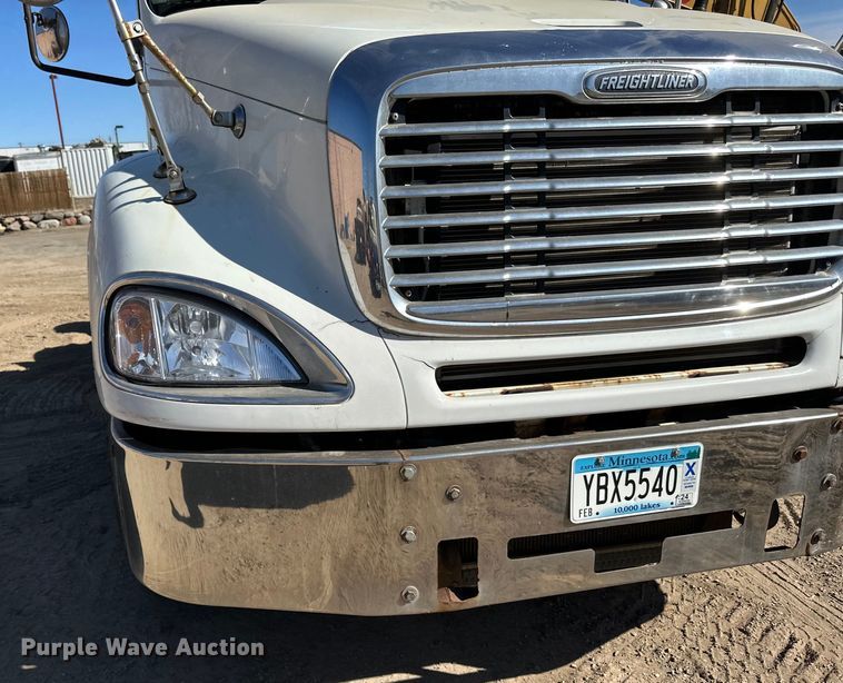 image for item DG0524 2005 Freightliner  Columbia 120 semi truck