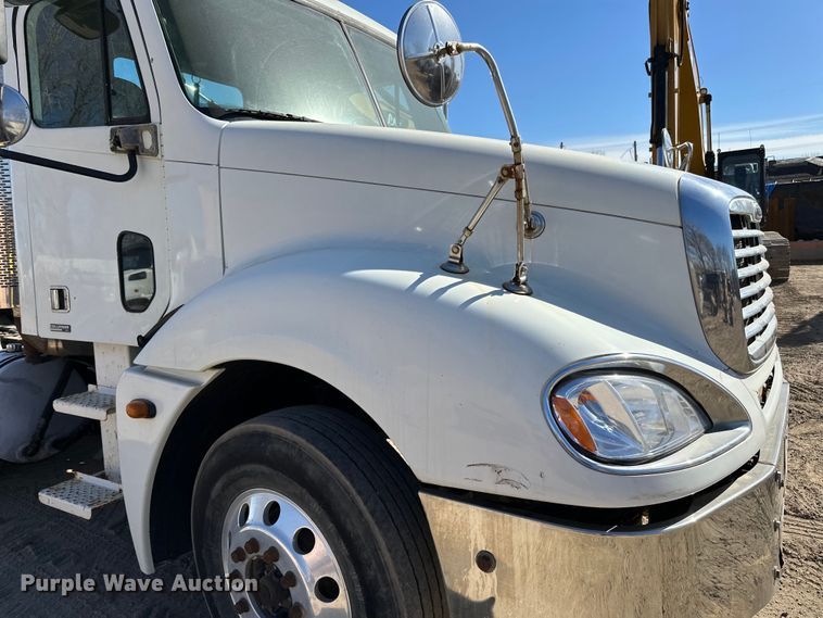 image for item DG0524 2005 Freightliner  Columbia 120 semi truck