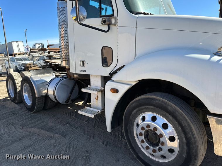 image for item DG0524 2005 Freightliner  Columbia 120 semi truck