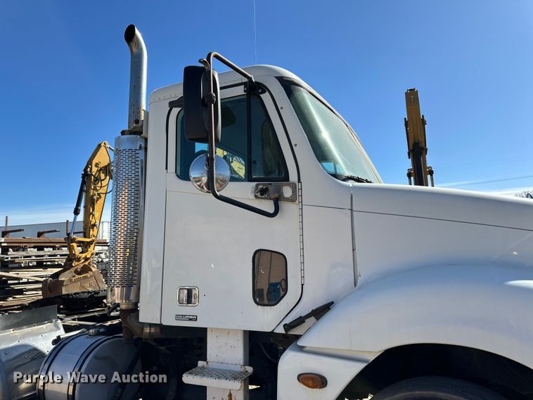 image for item DG0524 2005 Freightliner  Columbia 120 semi truck