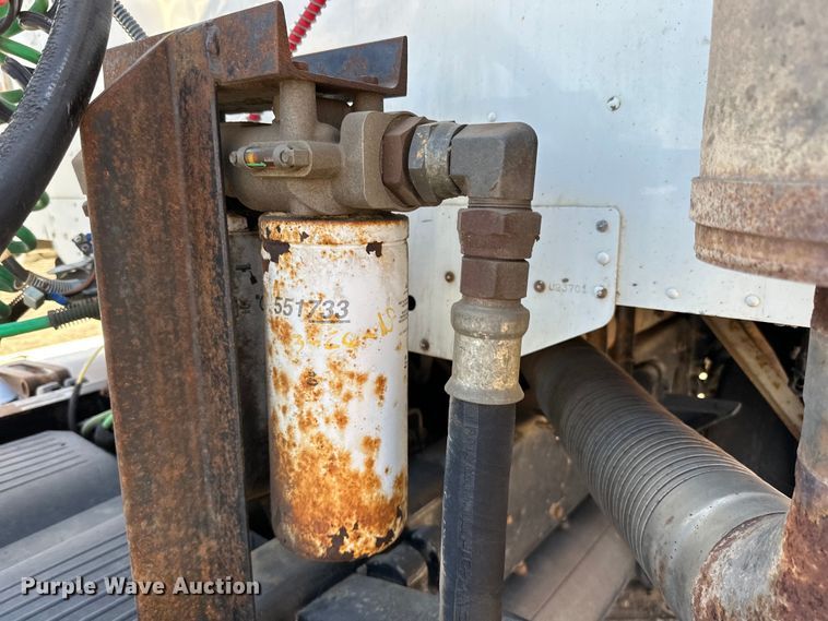 image for item DG0524 2005 Freightliner  Columbia 120 semi truck