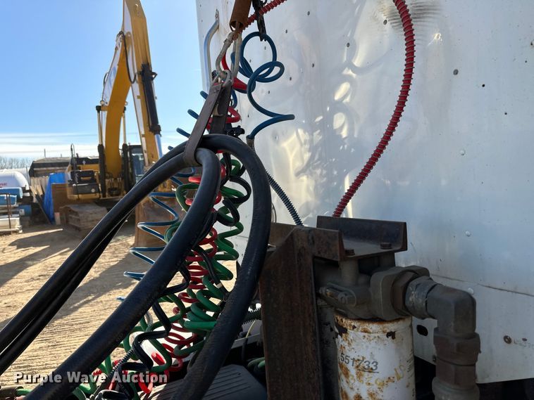 image for item DG0524 2005 Freightliner  Columbia 120 semi truck