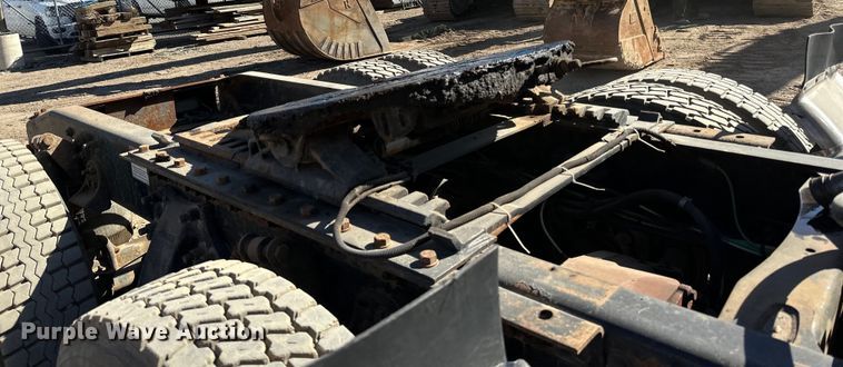 image for item DG0524 2005 Freightliner  Columbia 120 semi truck