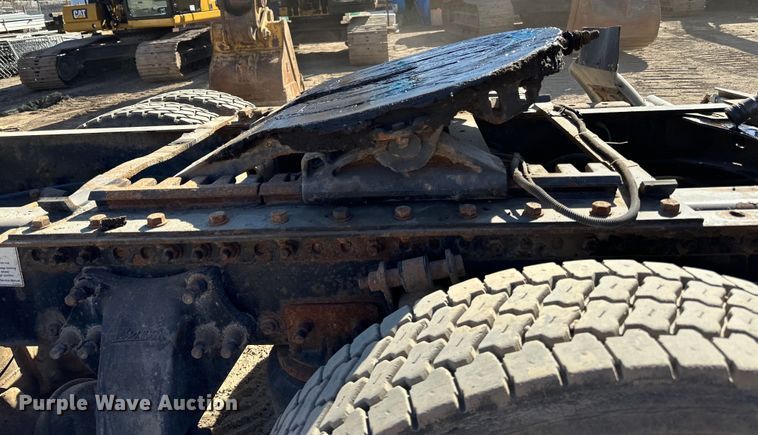 image for item DG0524 2005 Freightliner  Columbia 120 semi truck