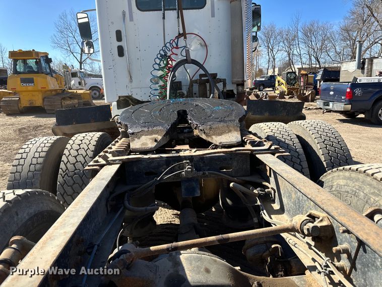 image for item DG0524 2005 Freightliner  Columbia 120 semi truck