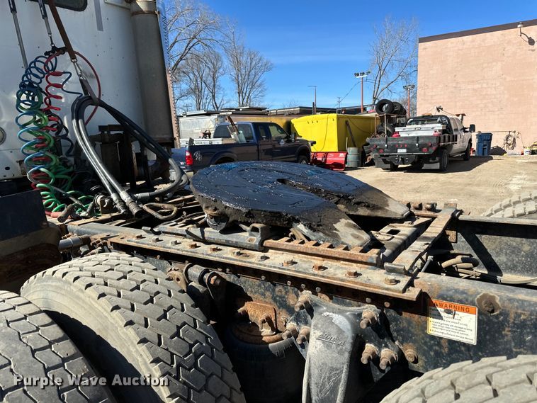 image for item DG0524 2005 Freightliner  Columbia 120 semi truck