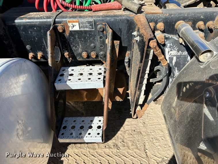 image for item DG0524 2005 Freightliner  Columbia 120 semi truck