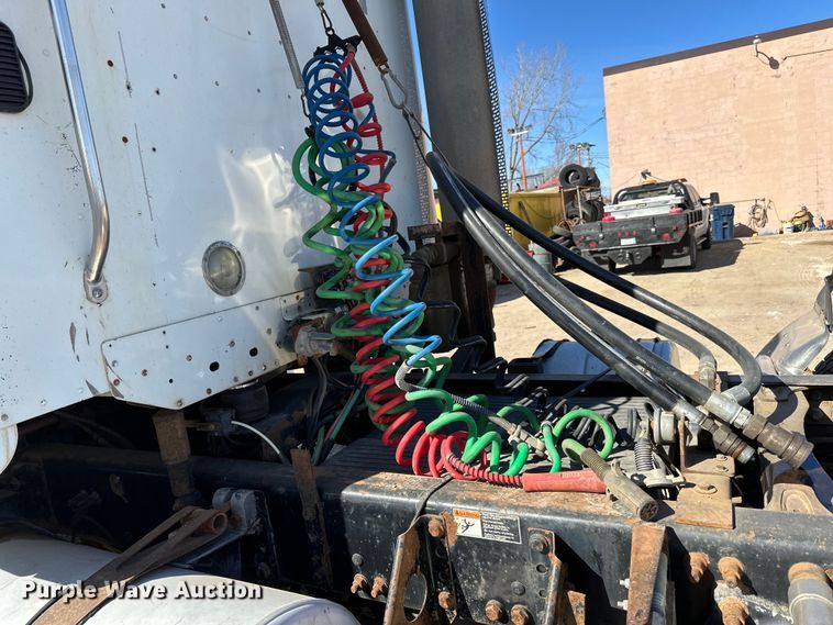 image for item DG0524 2005 Freightliner  Columbia 120 semi truck