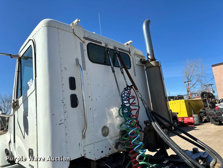 image for item DG0524 2005 Freightliner  Columbia 120 semi truck