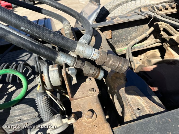 image for item DG0524 2005 Freightliner  Columbia 120 semi truck