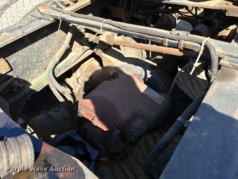 image for item DG0524 2005 Freightliner  Columbia 120 semi truck