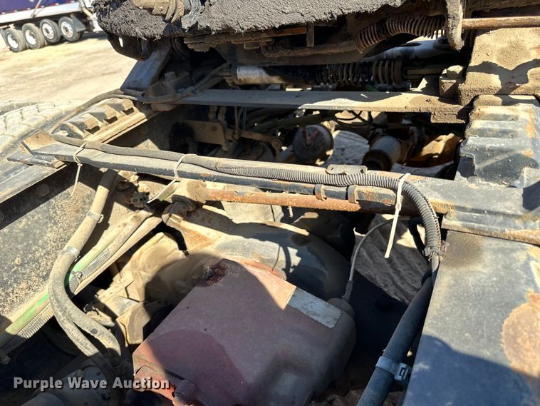 image for item DG0524 2005 Freightliner  Columbia 120 semi truck