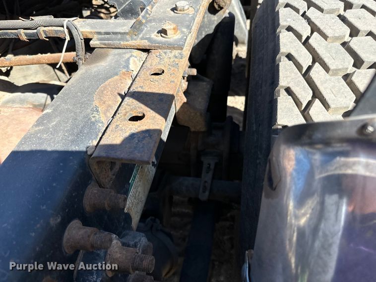 image for item DG0524 2005 Freightliner  Columbia 120 semi truck