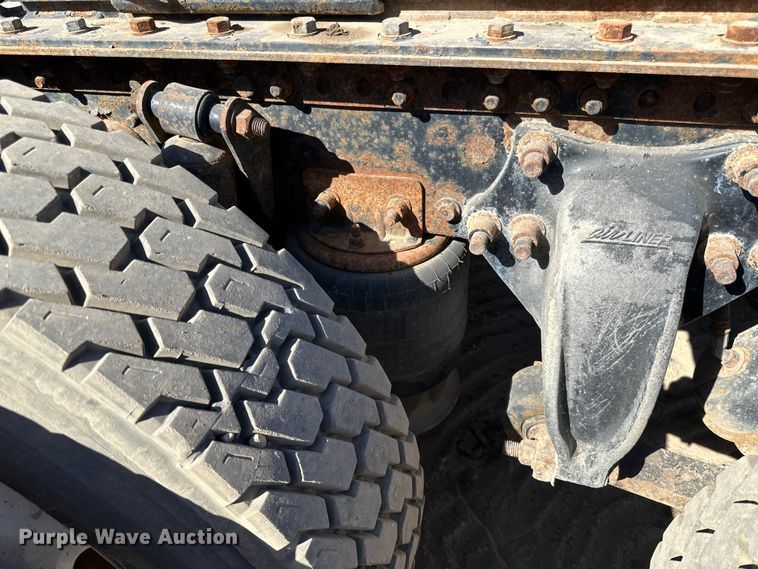 image for item DG0524 2005 Freightliner  Columbia 120 semi truck