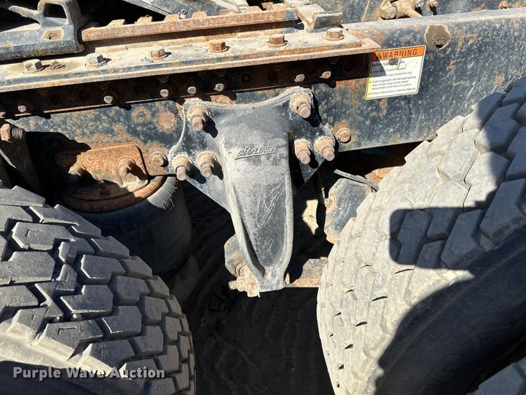 image for item DG0524 2005 Freightliner  Columbia 120 semi truck