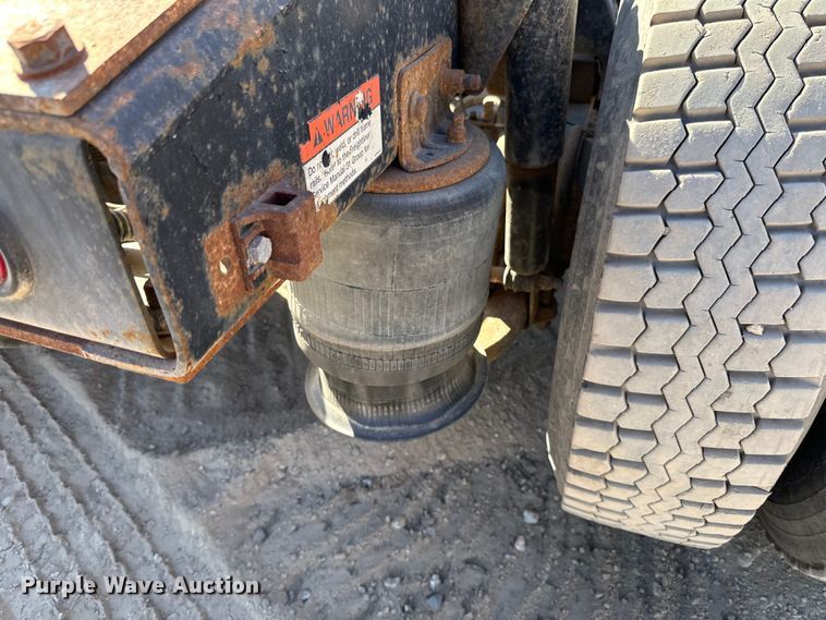 image for item DG0524 2005 Freightliner  Columbia 120 semi truck