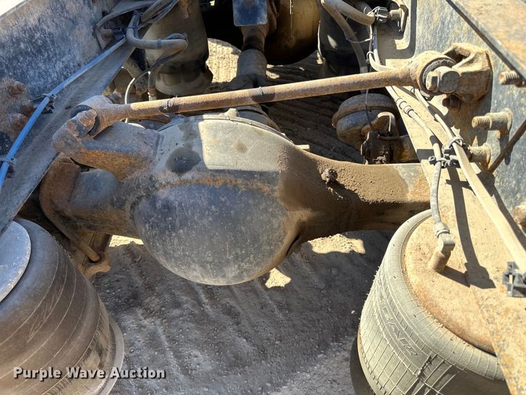 image for item DG0524 2005 Freightliner  Columbia 120 semi truck