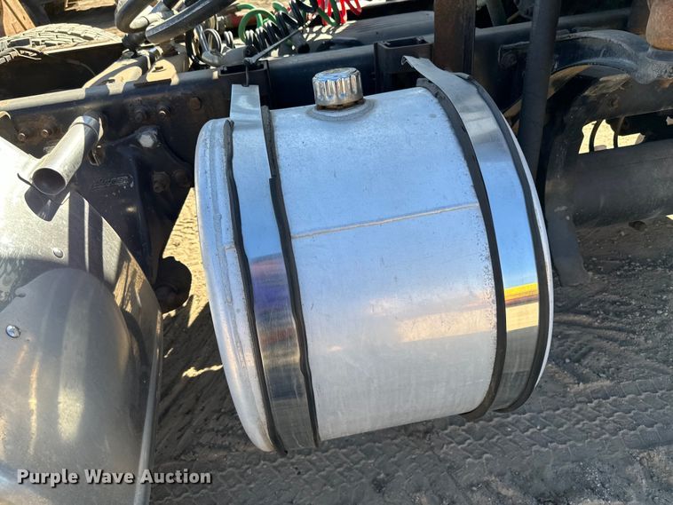 image for item DG0524 2005 Freightliner  Columbia 120 semi truck