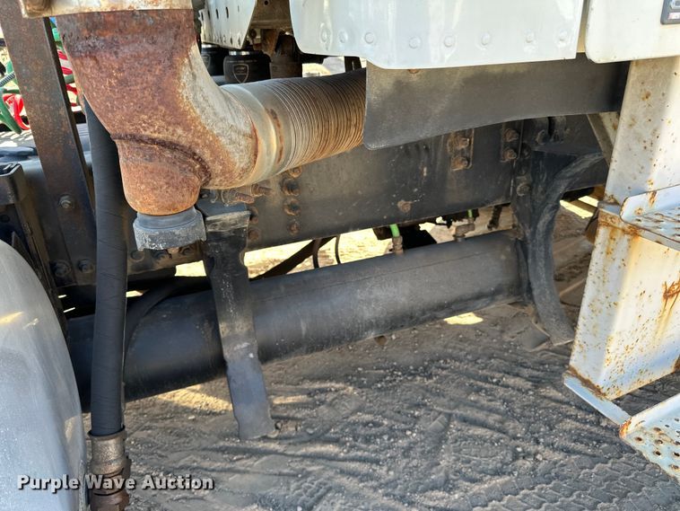 image for item DG0524 2005 Freightliner  Columbia 120 semi truck