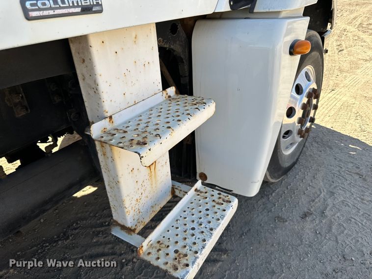 image for item DG0524 2005 Freightliner  Columbia 120 semi truck